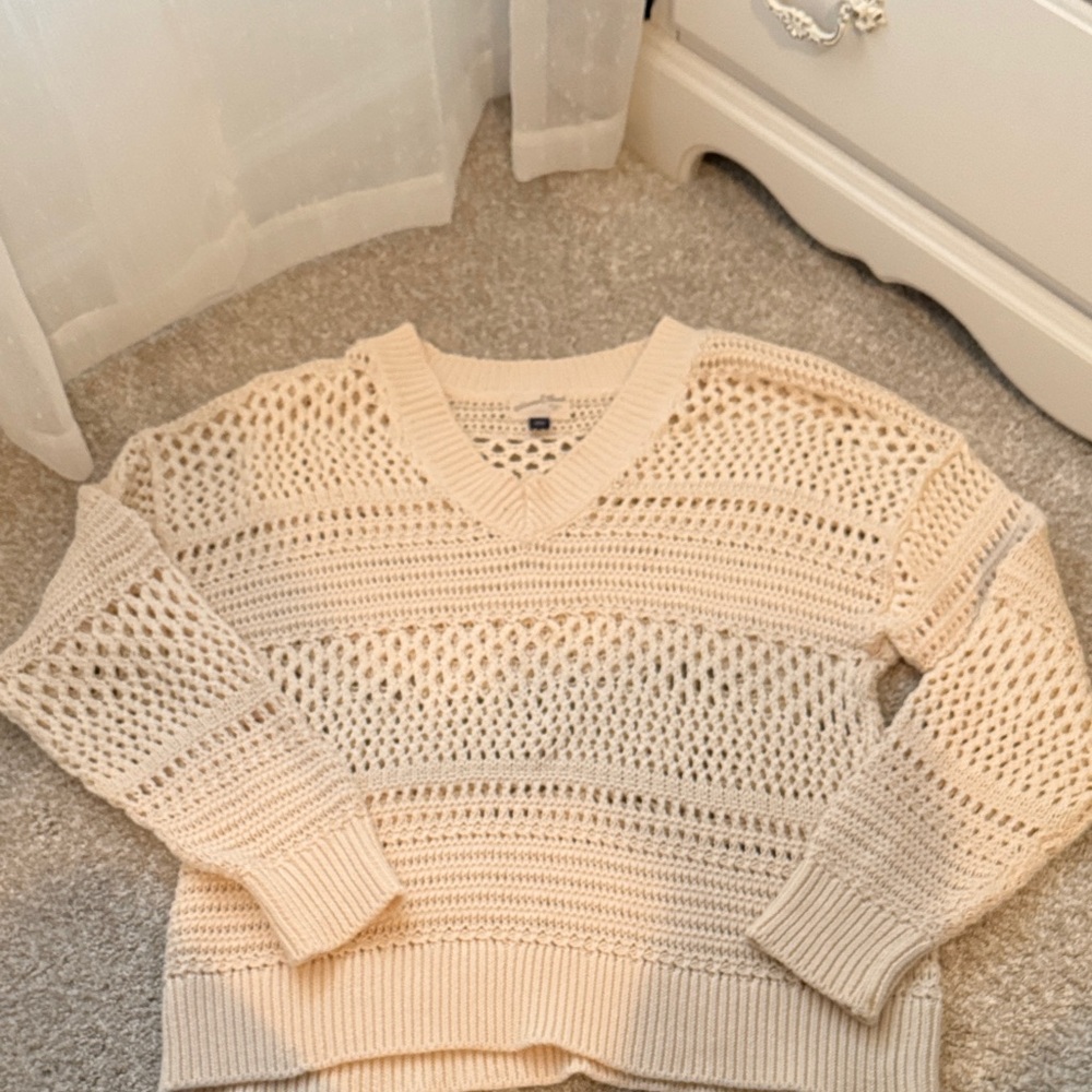 Universal Thread Women's Cream V-Neck Sweater